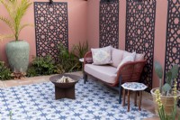 Patio de style marocain dans le jardin de banlieue avec des écrans décoratifs sur mur peint