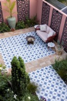 Vue aérienne du patio de style marocain dans le jardin de banlieue