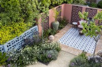 Vue aérienne du jardin et du patio de style marocain