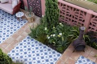 Vue aérienne du patio de style marocain dans le jardin de banlieue