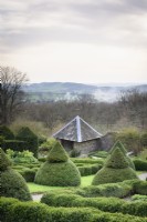 Vue vers l'ouest sur le jardin à la française à Perrycroft, Herefordshire en mars avec ifs taillés et fort parterres