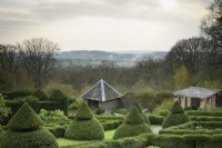 Vue vers l'ouest sur le jardin à la française à Perrycroft, Herefordshire en mars avec ifs taillés et fort parterres