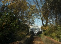 Feuillage d'automne entourant un chemin menant à la véranda de Chiswick House and Garden