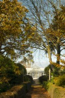 Feuillage d'automne entourant un chemin menant à la véranda de Chiswick House and Garden.