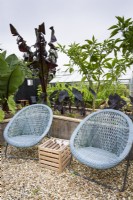 Une paire de chaises de jardin bleues en été