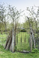Portail en fer forgé délicat à Balmoral Cottage, Kent en avril