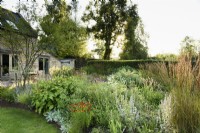 Parterre de plantes herbacées vivaces et de graminées à College Barn, Somerset en juillet
