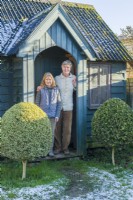 Fiona et Howard Rice debout sous le porche de leur atelier/studio de jardinage. janvier