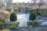 Vue sur le jardin de la ville fortifiée en hiver avec pelouse couverte de neige. janvier