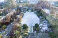 Vue aérienne du jardin de la ville fortifiée en hiver avec fort topiaire et érables sur le terrain plissés