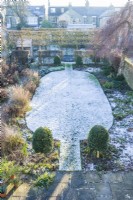 Vue aérienne du jardin de la ville fortifiée en hiver avec fort topiaire et érables sur le terrain plissés