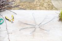 Armature métallique pour le nid posé sur une surface en bois