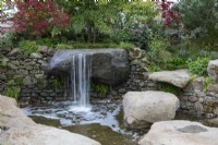 Un jardin sanctuaire inspiré des grands rochers, ruisseaux, piscines et cascades de Dartmoor.