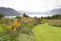 Parterre de fleurs herbacées menant vers le bas vers Little Loch Broom