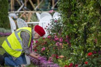 Femmes plantant au RHS Hampton Court Palace Garden Festival 2021