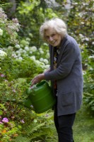 Rosa Welsch jardine toujours dans son jardin à 92 ans