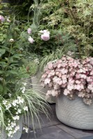 Trio de cache-pots en céramique nervurée à feuillage et fleurs pastel mix