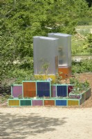 Pots de plantes et serres transparentes colorées modernes.