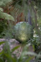Lampe sphère en verre vert sur terrasse en bois - Out of the Shadows, RHS Chelsea Flower Show 2022 - Médaille d'or