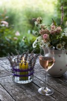 Bougeoir lavande, verre de vin et bouquet de fleurs d'été sur table de jardin - Étape par étape Comment faire un bougeoir lavande