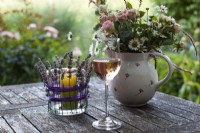 Bougeoir lavande, verre de vin et bouquets de fleurs d'été sur une table de jardin - Pas à pas Comment fabriquer un bougeoir lavande