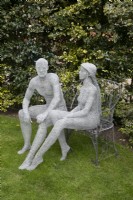 Sculptures en fil de fer de Derek Kinzett au jardin de Hamilton House en mai