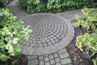 Cercle de granit avec trois chemins menant au jardin de Hamilton House en mai