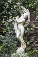 Sculpture féminine au jardin de Hamilton House en mai