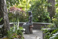 'The Secret Sits' - une figure de bronze au jardin de Hamilton House en mai