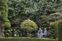 Jardin de devant avec sculptures en fil de fer de David Kinzett au jardin de Hamilton House en mai