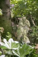 Sculpture d'amoureux au jardin de Hamilton House en mai