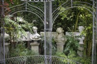 Bustes classiques derrière le belvédère du jardin de Hamilton House en mai