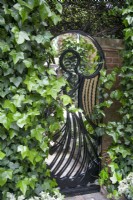 Le Trompe l'oeil Angel Gate avec miroir au jardin de Hamilton House en mai