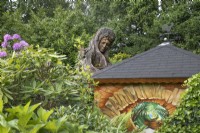 Sculpture en bois de Blodeuwedd au jardin de Hamilton House en mai