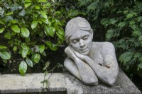 Seja un buste féminin en calcaire au jardin de Hamilton House en mai