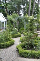 Box Garden menant à West Pergola à Hamilton House garden en mai