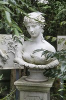 Bustes classiques au jardin de Hamilton House en mai