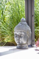 Statue de tête de Bouddha dans le coin de la pergola
