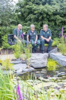 Les ambulanciers se sont assis sur un banc près d'un étang