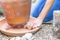 Femme plaçant les pieds sous le pot dans le plat