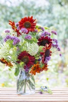Bouquet contenant Helianthus 'Velvet Queen' - Tournesols, Ammi visnaga et Verveine bonariensis