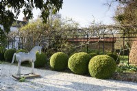 Cheval d'étain décoratif dans le jardin de Caervallack au printemps