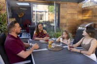 Famille réunie autour d'une table dans un patio isolé
