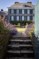 Mothecombe House Gardens, été. Une grande maison Queen Ann avec un jardin clos dans le sud du Devon