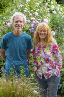 Michael Marriott, rosaire, et Rosie Irving, productrice de télévision horticole, dans leur jardin.