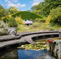 Une rampe en saule a été placée dans la Lily Pool pour aider les insectes ou les oiseaux qui pourraient rester coincés, juillet 2022.