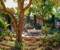 Fontaine d'inspiration marocaine au Jardin des Tapis, juin 2022.