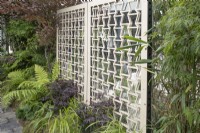 Écran métallique dans le jardin Lexus Kansho-niwa Experience au BBC Gardener's World Live 2022