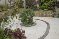 Parterre de fleurs circulaire avec détails de galets et de granit dans le jardin Metamorphosis à BBC Gardener's World Live 2022