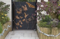 Panneau de porte en métal décoratif dans le jardin Metamorphosis au BBC Gardener's World Live 2022